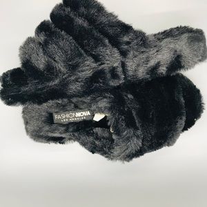 Fashion Nova cozy mood slippers blk size 6